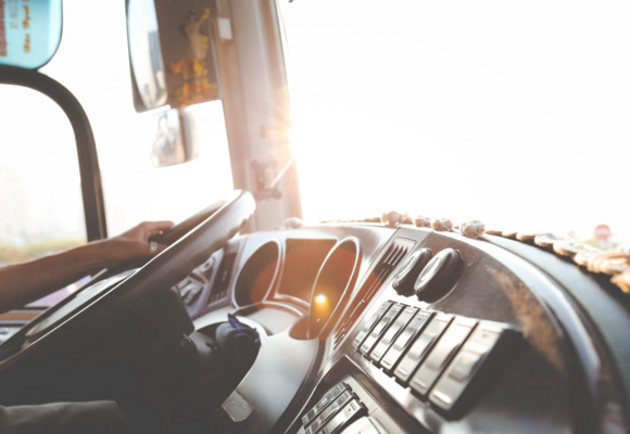 Wynajem busów – jakie uprawnienia musi mieć kierowca?